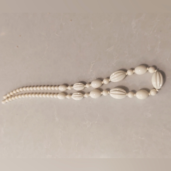 60s Fantastic Plastic Cream Beaded Necklace | Vintage - Picture 9 of 10